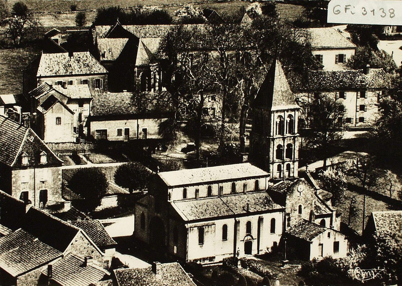 Saint-Laurent-en-Brionnais. L'église et la place.