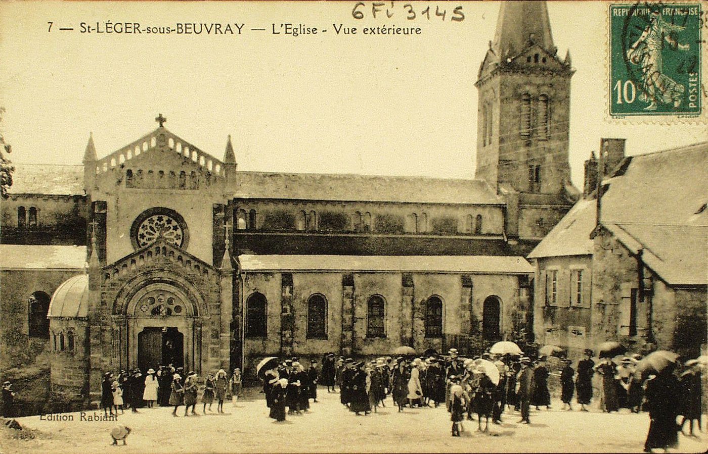 Saint-Léger-sous-Beuvray. L'église. Vue extérieure.