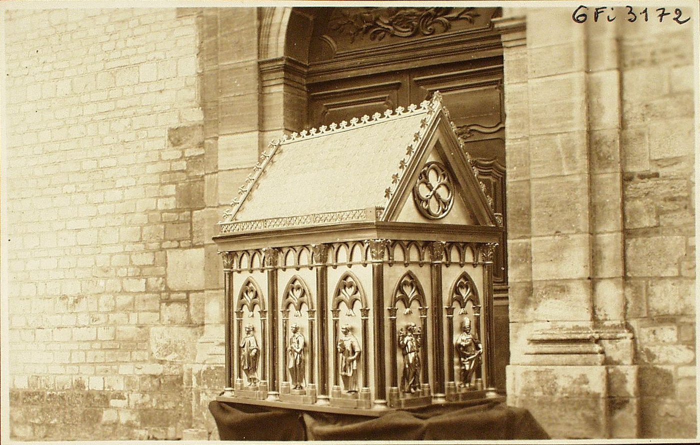 Saint-Marcel. Châsse de saint Marcel et de saint Agricole.