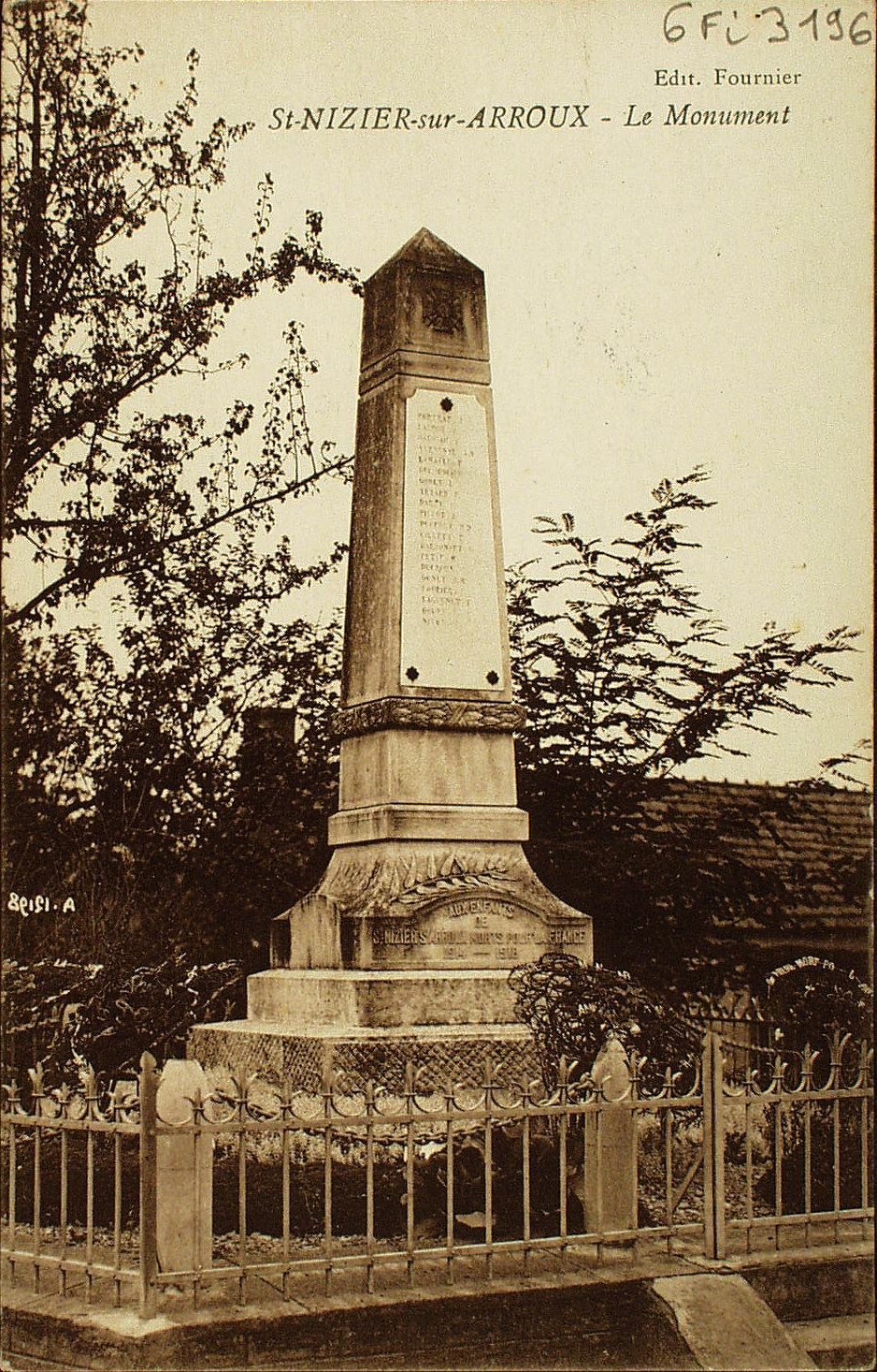 Saint-Nizier-sur-Arroux. Le monument.