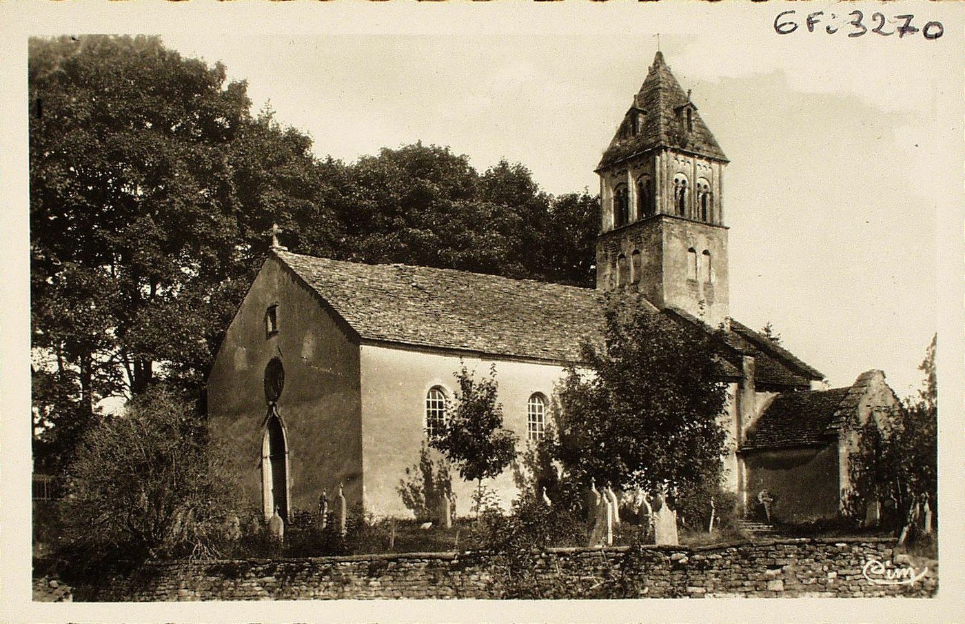 Souvenirs de Lamartine. Saint-Point. L'église. Style roman dit de Cluny (XVIe s.). On y remarque à l'intérieur, deux tableaux peints par Mme de Lamartine ; Sainte-Elisabeth et Sainte-Geneviève ; une excellente toile, la vierge et quatre Saints, d'après de Pinturicchio, par Armand Lefeux ; deux statues anciennes, en bois peint, une de Saint-Donat, l'autre de Saint-Amable. Au dehors quelques modillons sculptés et au-dessus de la petite porte d'entrée, un écusson mi-partie de Saint-Point et de Rochefort d'Ailly.