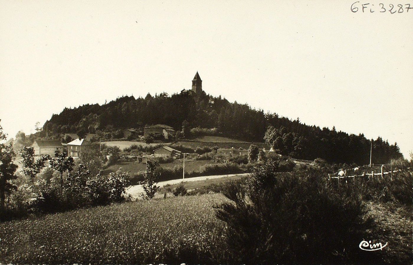 Dun. Le Mont Dun et la chapelle (alt 708 m).