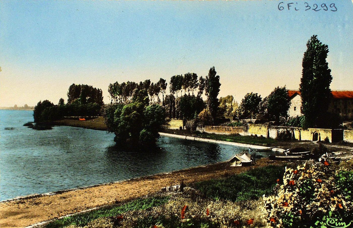 Saint-Romain-des-Iles. La plage et le coin des campeurs.