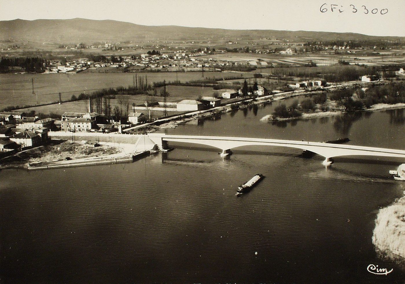 Pont de Saint-Romain-des-Iles. Au fond, Saint-Symphorien-d'Ancelles. Vue aérienne.