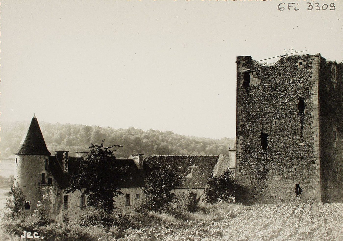 Saint-Sernin-du-Bois. Le château, l'église, la tour, XIVe s.