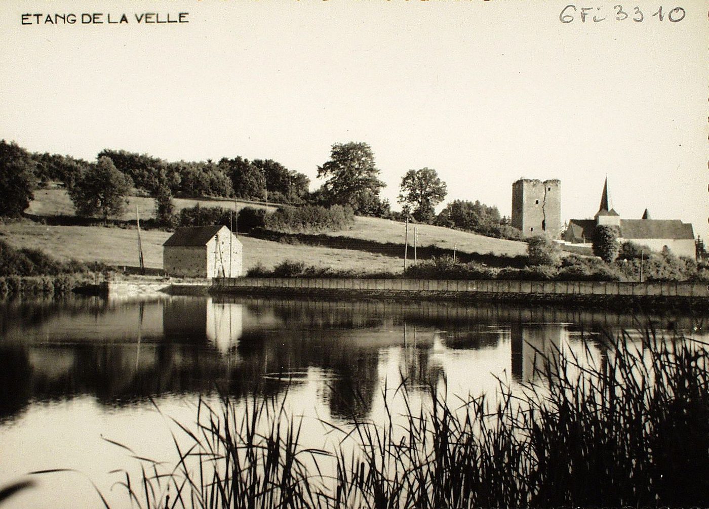 Saint-Sernin-du-Bois. Etang de la Velle.