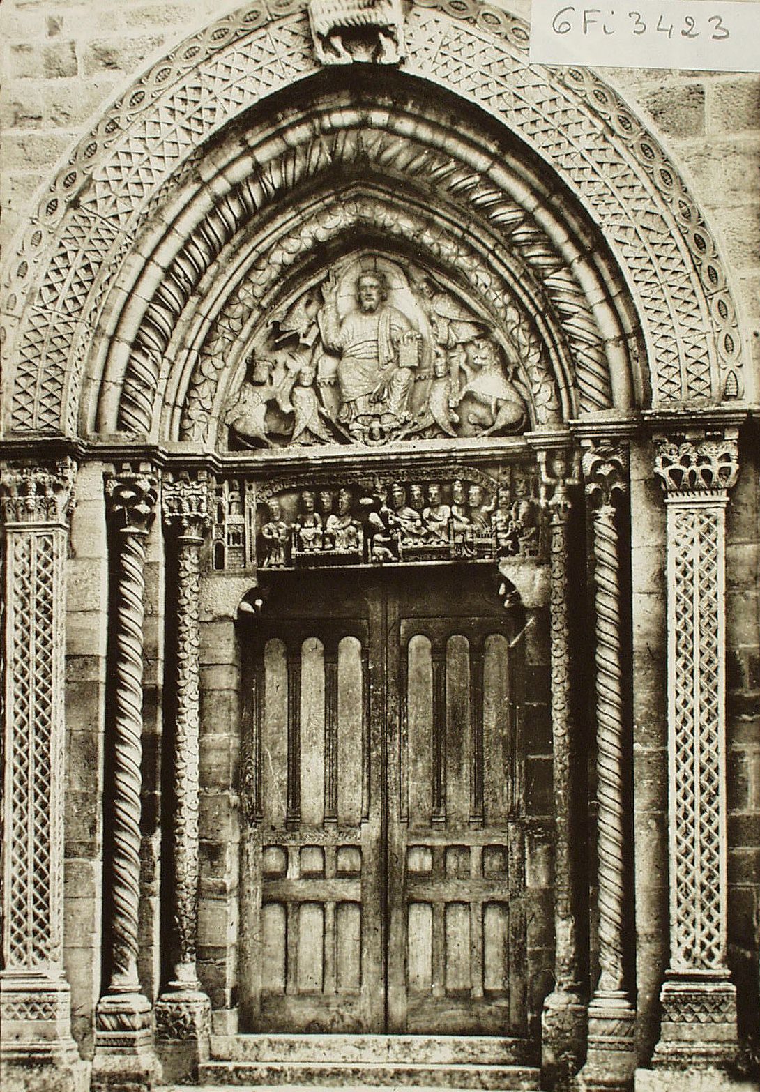 Semur-en-Brionnais. Eglise du XIIe. s. Grand portail.