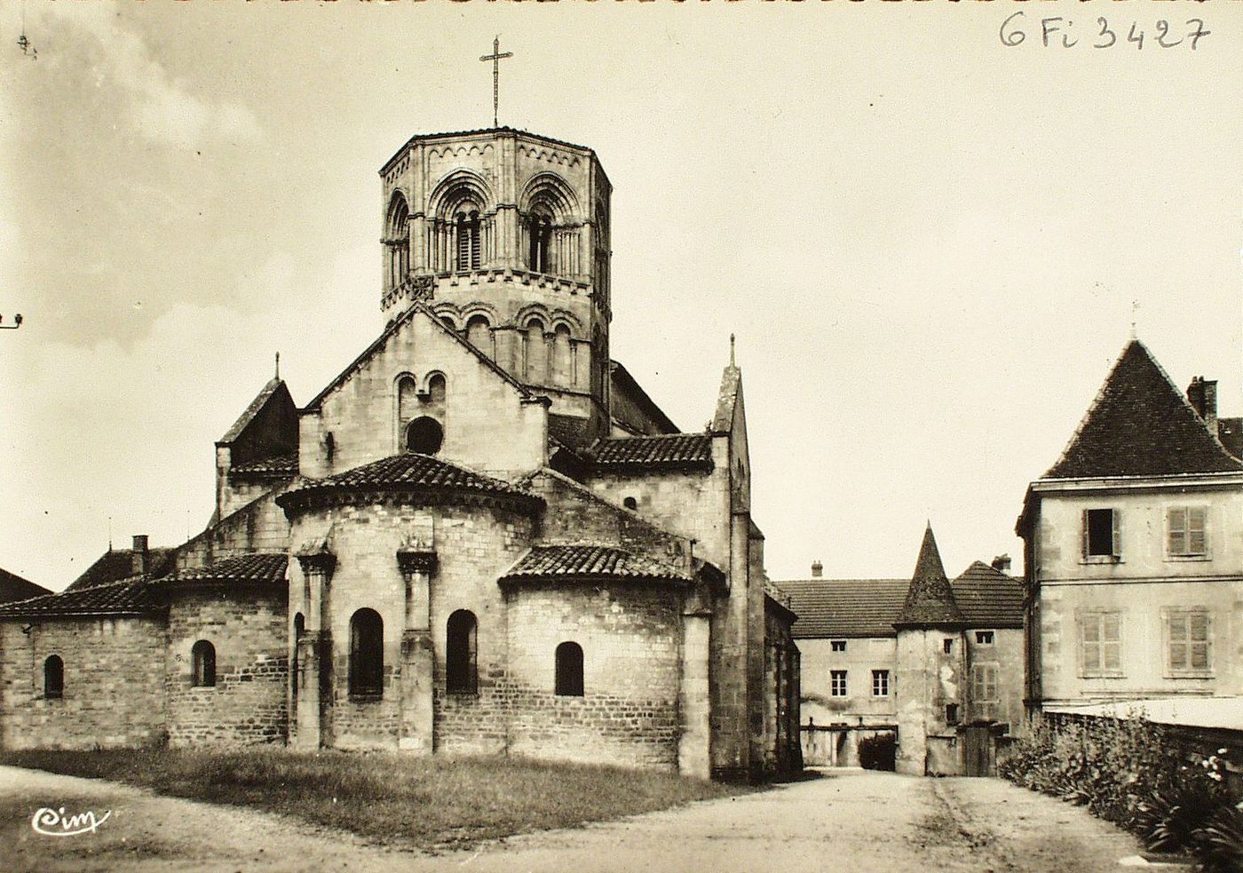 Semur-en-Brionnais. L'église (XIIIe s.) est un des plus purs joyaux de l'art roman byzantin.