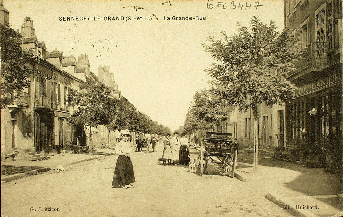 Sennecey-le-Grand. La grande rue.