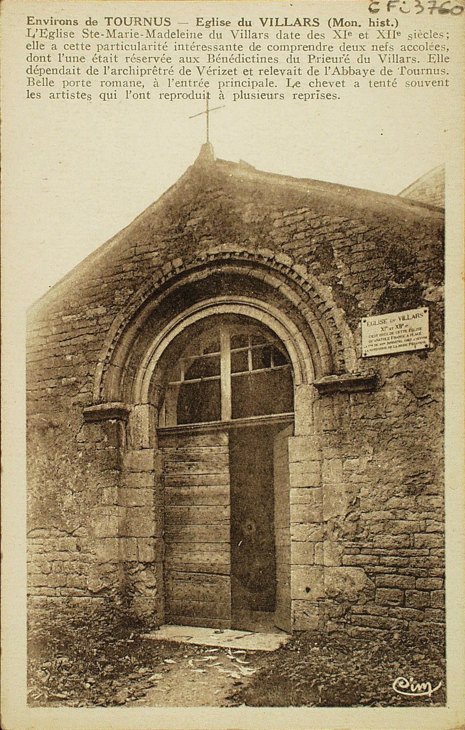 Environs de Tournus. Eglise du Villars (Mon. hist). L'église Sainte-Marie-Madeleine du Villars date des XIe et XIIe s. ; elle a cette particularité intéressante de comprendre deux nefs accolées, dont l'une était réservée aux Bénédictines du Prieuré du Villars. Elle dépendait de l'archiprêtré de Vérizet et relevait de l'Abbaye de Tournus. Belle porte romane, à l'entrée principale. Le chevet a tenté souvent les artistes qui l'ont reproduit à plusieurs reprises.