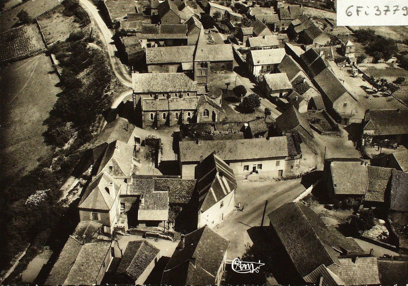 La Vineuse. Vue aérienne sur le centre du village.
