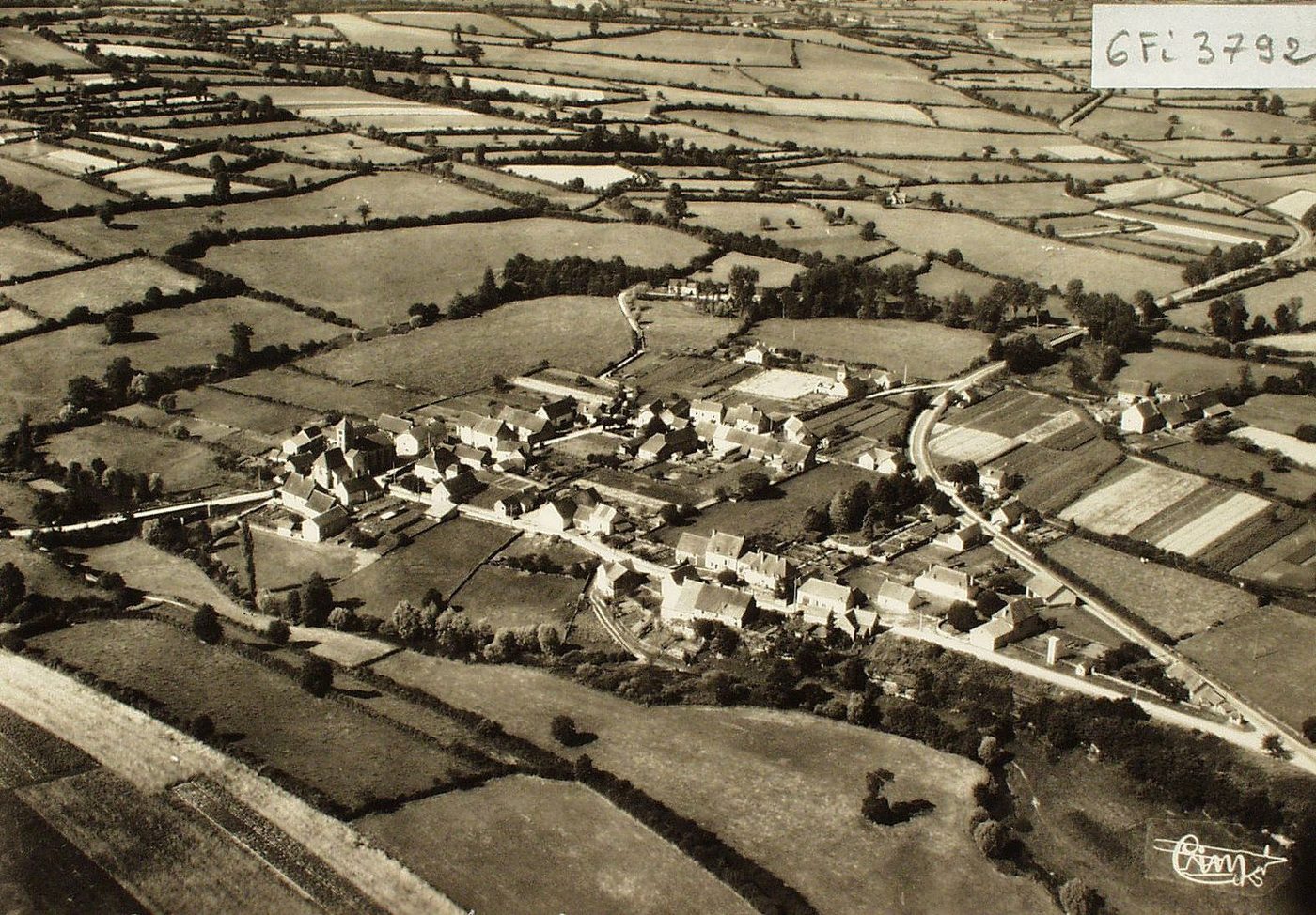 Viry-lès-Charolles. Vue panoramique aérienne.