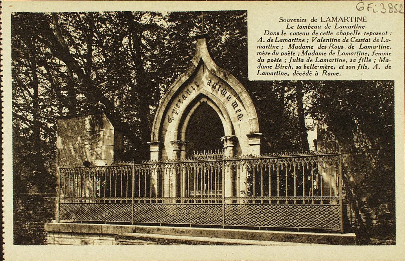 Souvenirs de Lamartine. Le tombeau de Lamartine. Dans le caveau de cette chapelle reposent : A. de Lamartine ; Valentine de Cessiat de Lamartine ; Madame des Roys de Lamartine, mère du poète ; Madame de Lamartine, femme du poète ; Julia de Lamartine, sa fille ; Madame Birch, sa belle-mère, et son fils, A. de Lamartine, décédé à Rome.