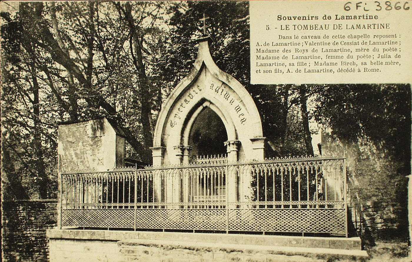 Souvenirs de Lamartine. Le tombeau de Lamartine. Dans le caveau de cette chapelle reposent : A. de Lamartine ; Valentine de Cessiat de Lamartine ; Madame des Roys de Lamartine, mère du poète ; Madame de Lamartine, femme du poète ; Julia de Lamartine, sa fille ; Madame Birch, sa belle-mère, et son fils, A de Lamartine, décédé à Rome.
