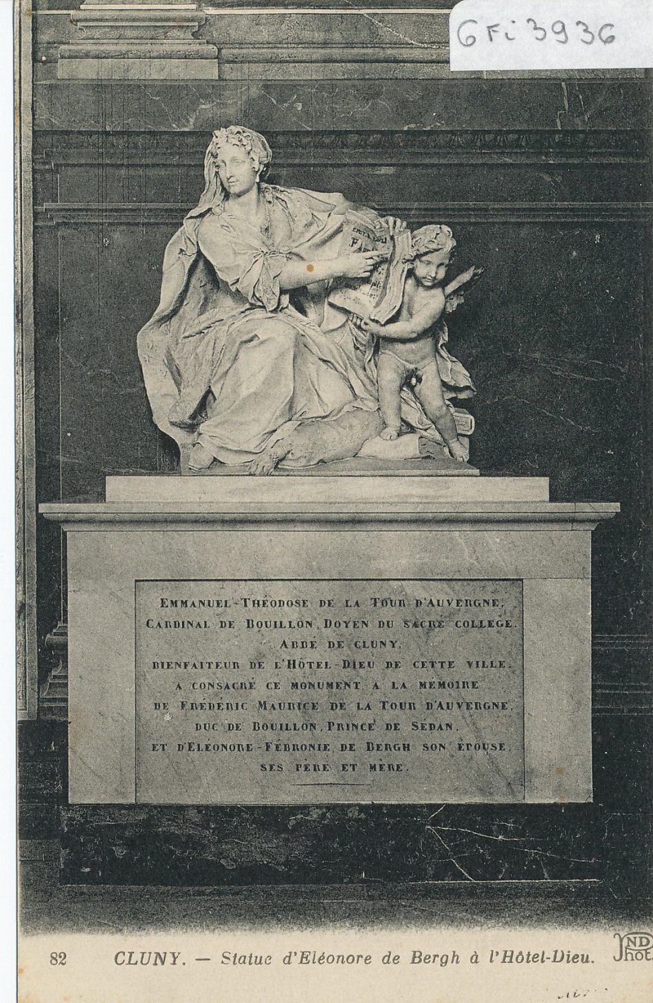 Cluny. Statue d'Eléonore de Bergh à l'Hôtel-Dieu.