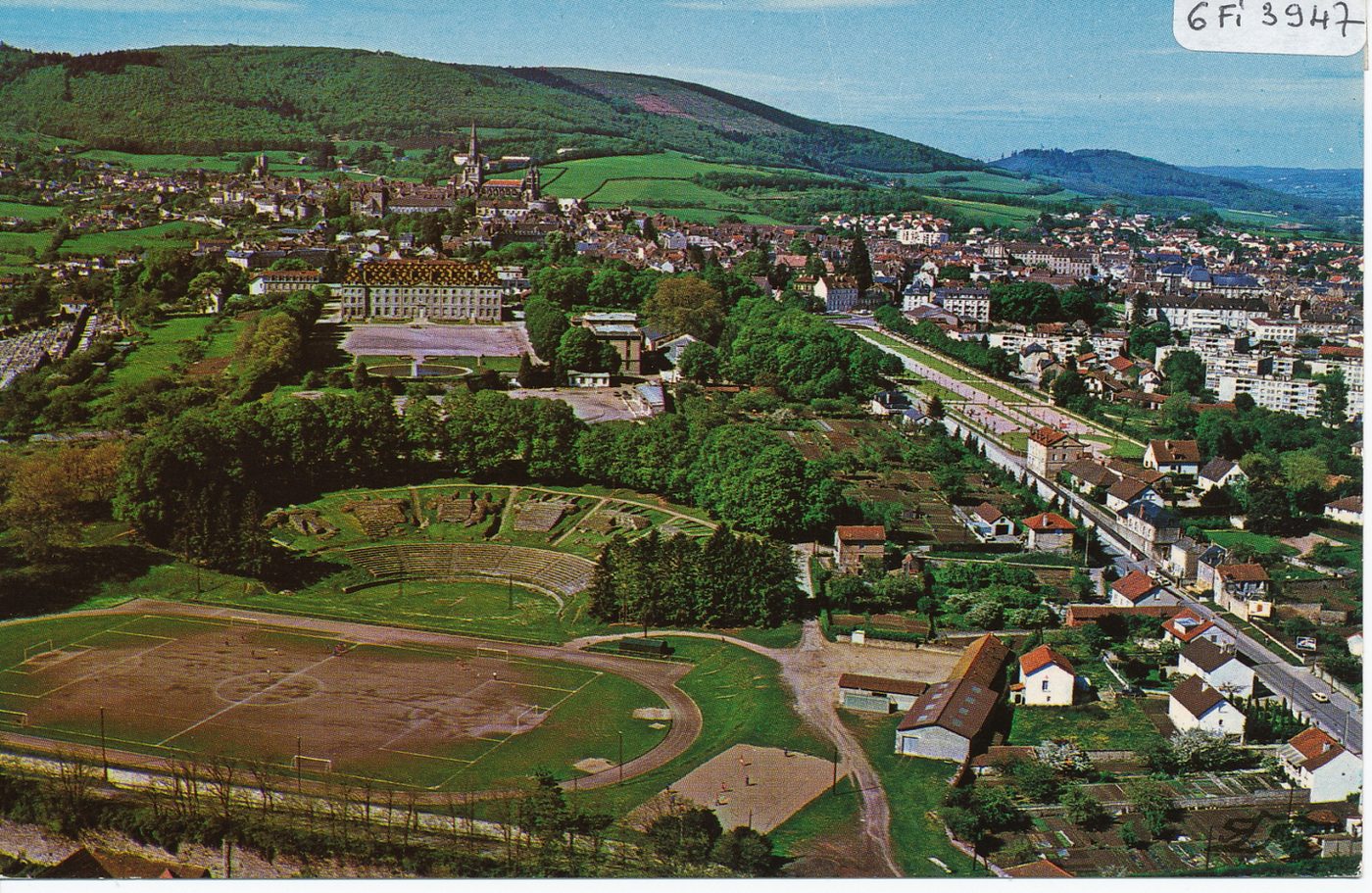 Autun. Vue générale sur la ville. En premier plan, le théâtre romain.