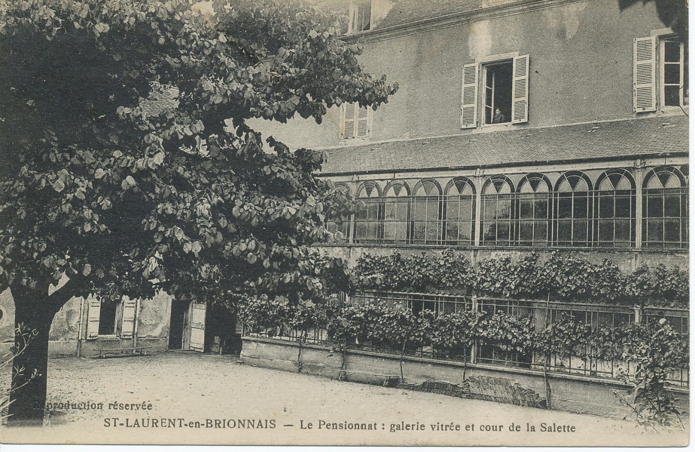 Saint-Laurent-en-Brionnais. Le pensionnat : galerie vitrée et cour de la Salette.
