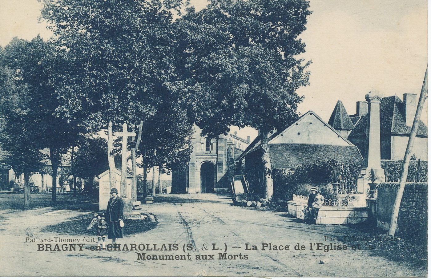 Bragny-en-Charollais. La place de l'église et le monument aux morts.