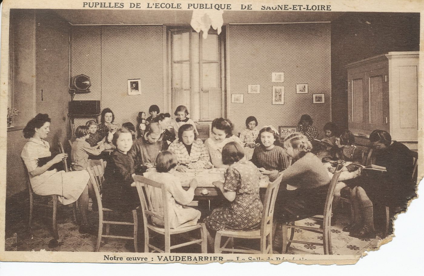 Pupilles de l'école publique de Saône-et-Loire. Notre oeuvre : Vaudebarrier. La salle de réfectoire.