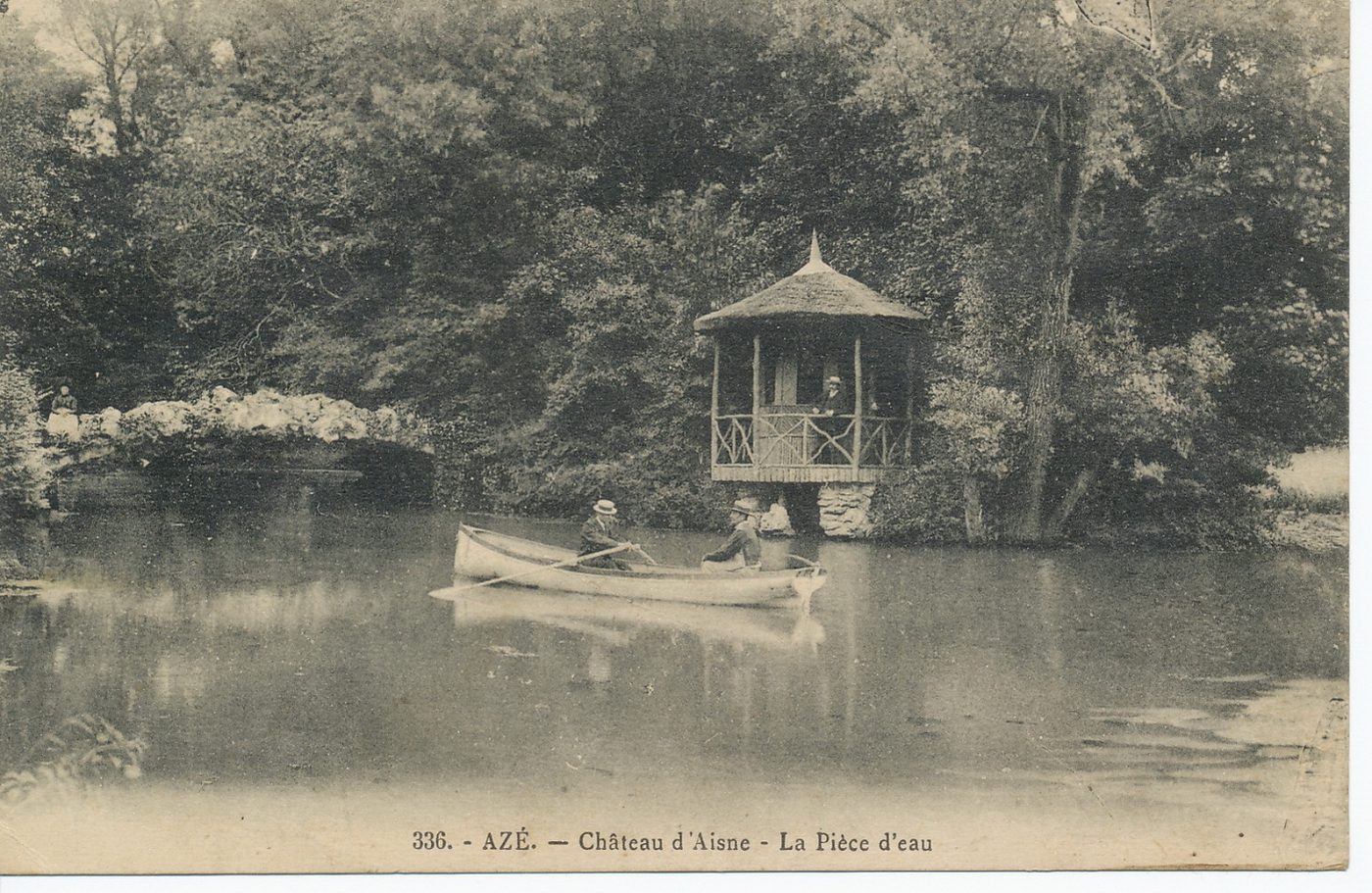 Azé. Château d'Aisne. La pièce d'eau.