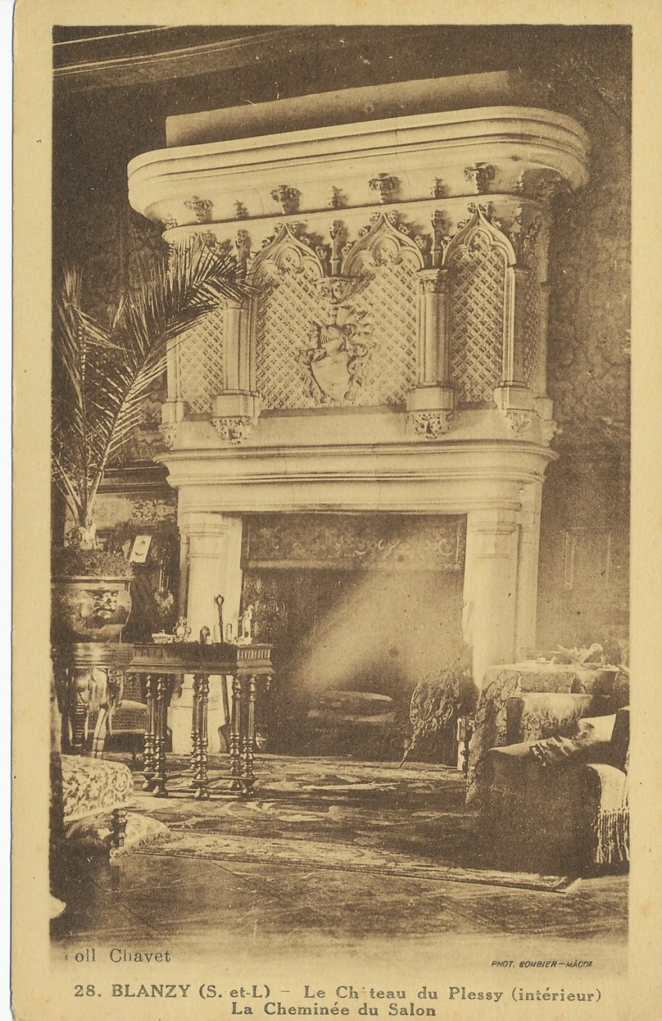 Blanzy. Le château du Plessy (intérieur). La cheminée du salon.