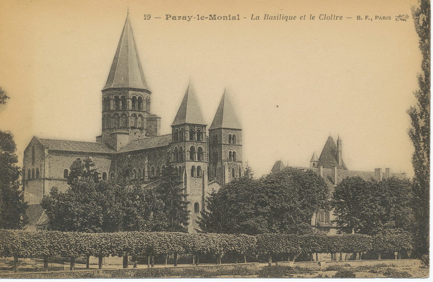 Paray-le-Monial. La basilique et le cloître.