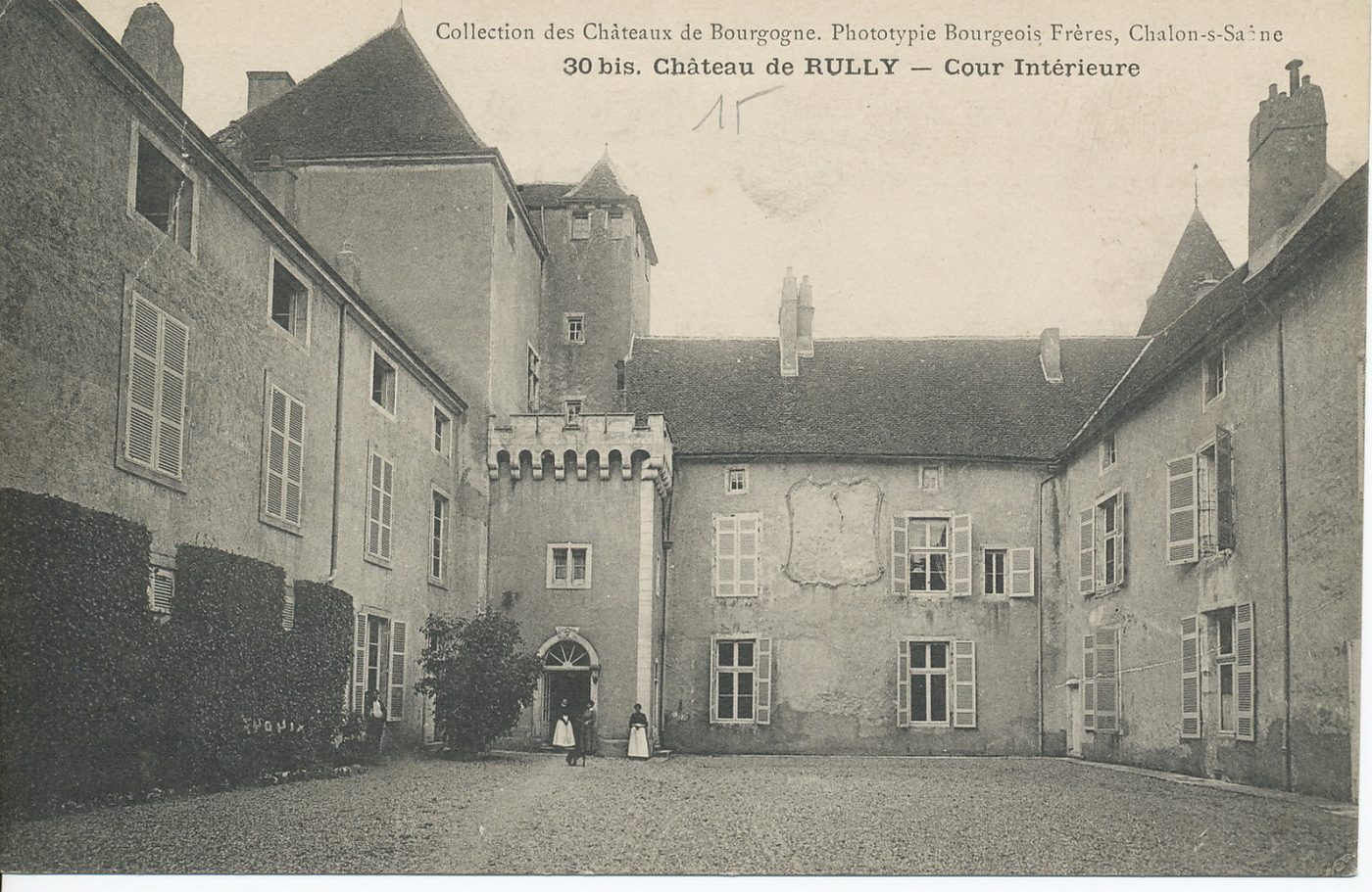 Château de Rully. Cour intérieure.