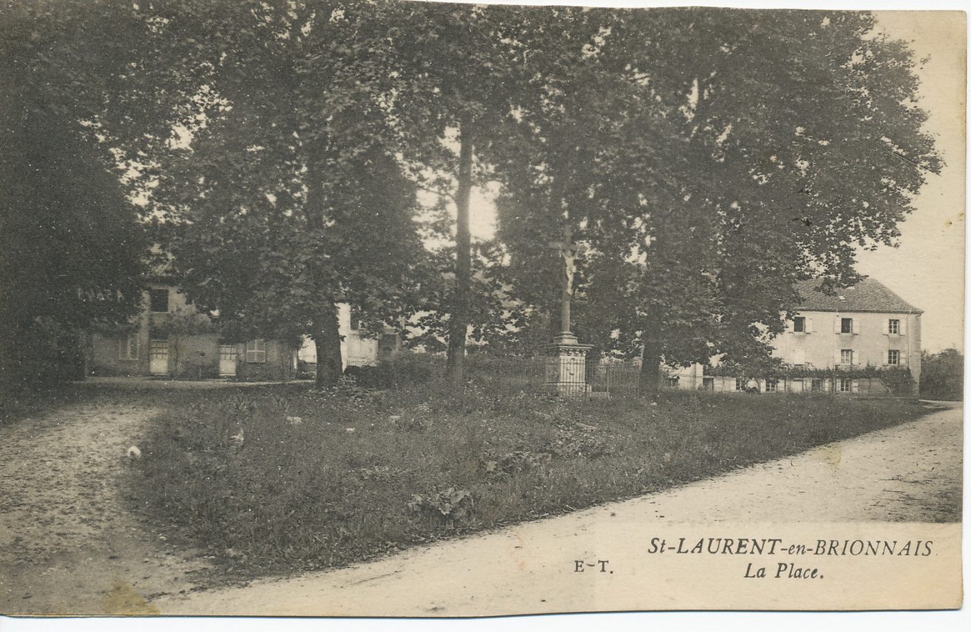Saint-Laurent-en-Brionnais. La place.