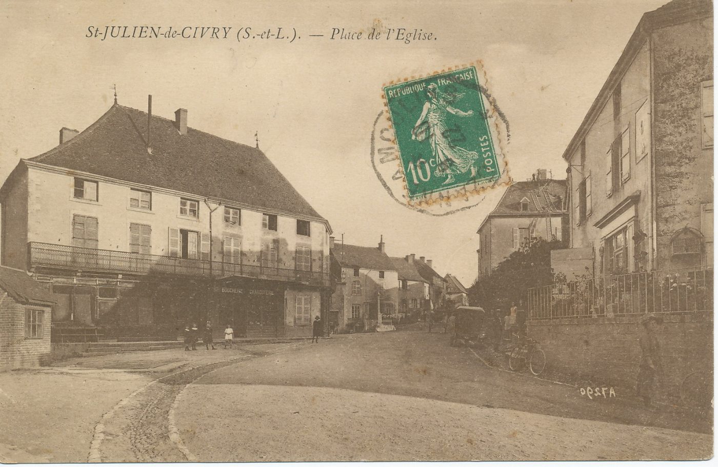 Saint-Julien-de-Civry.Place de l'église.