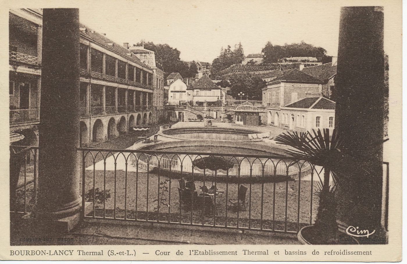 Bourbon-Lancy. Cour de l'établissement thermal et bassins de refroidissement.