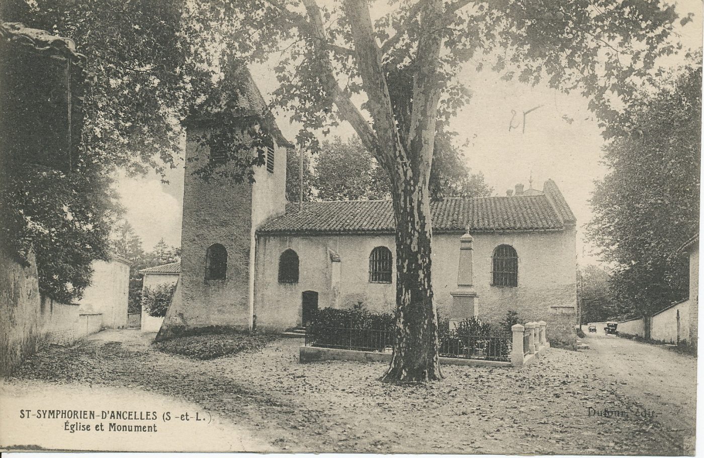 Saint-Symphorien-d'Ancelles. Eglise et monument.