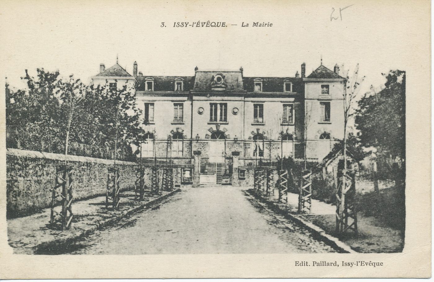 Issy-l'Evêque. La mairie.