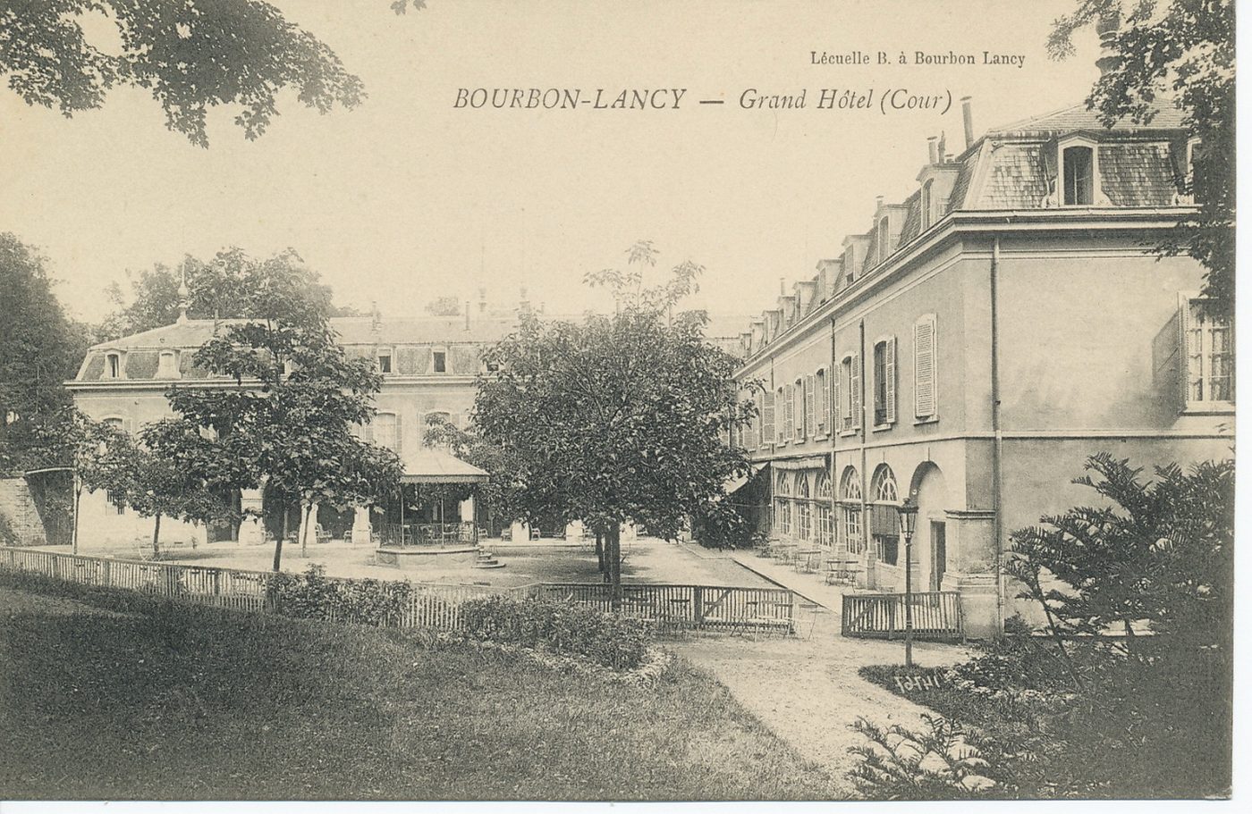 Bourbon-Lancy. Grand Hôtel (cour).