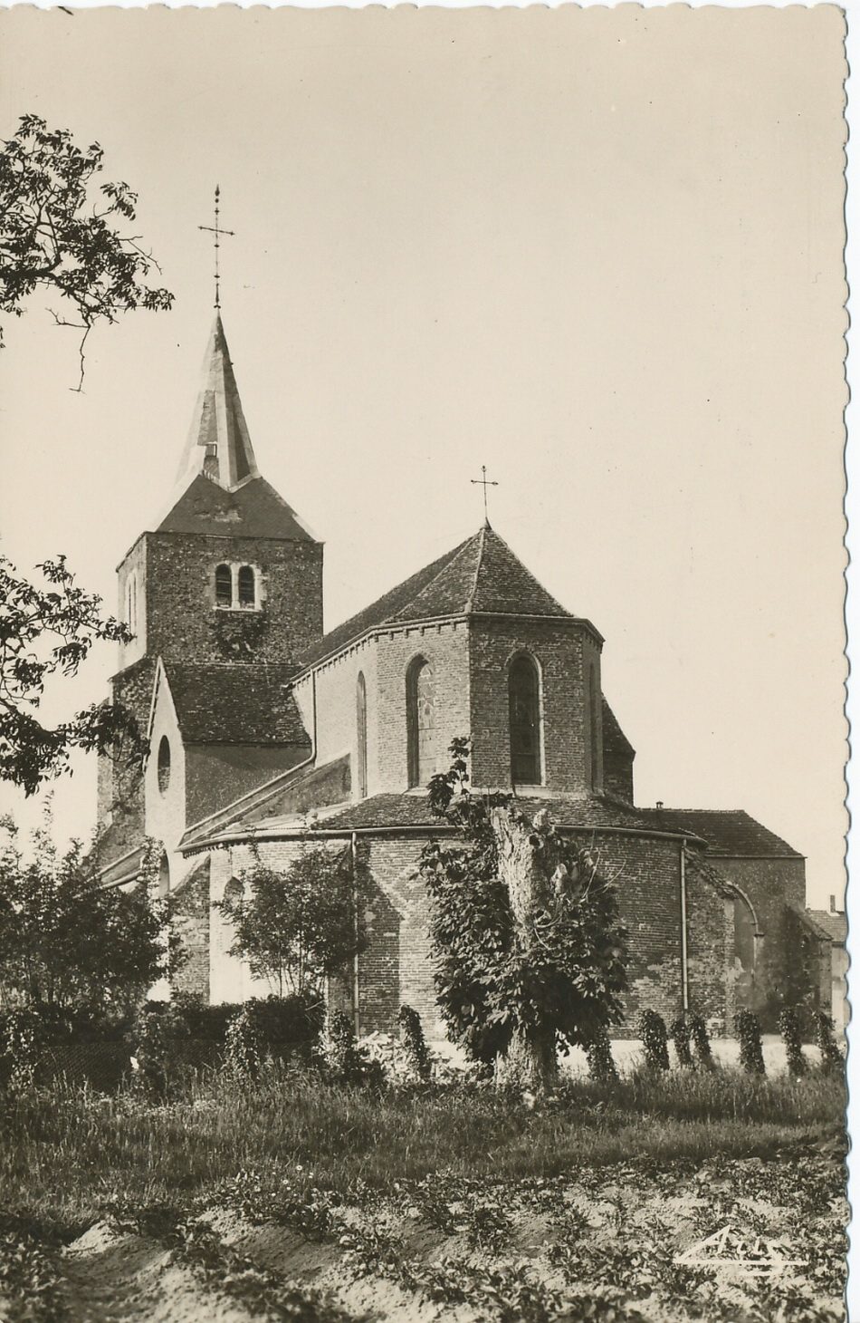 Bellevesvre. L'église vue prise du champ de foire.