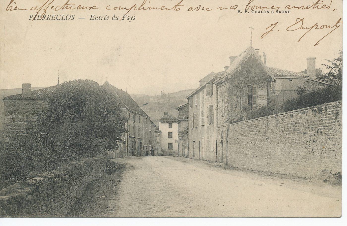 Pierreclos. Entrée du pays.