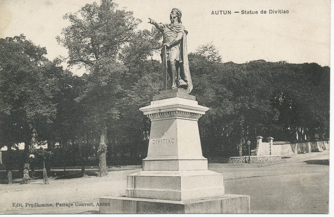 Autun. Statue de Divitiac.