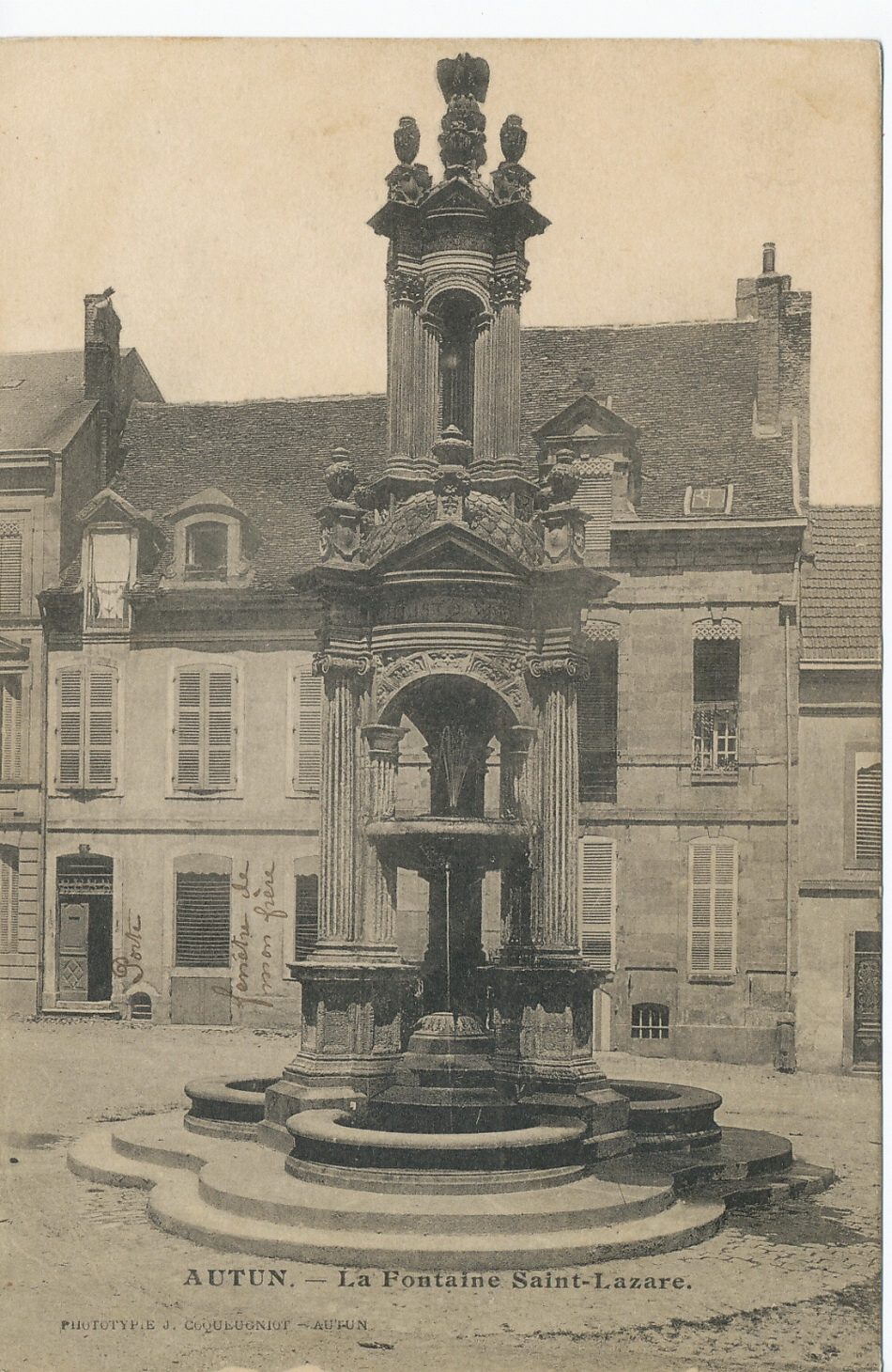 Autun. La fontaine Saint-Lazare.