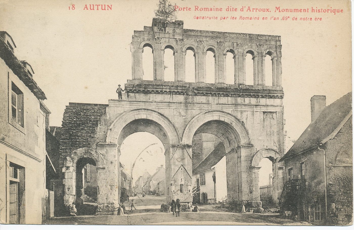 Autun. Porte romaine dite d'Arroux. Monument historique. Constuite par les Romains en l'an 69 de notre ère.