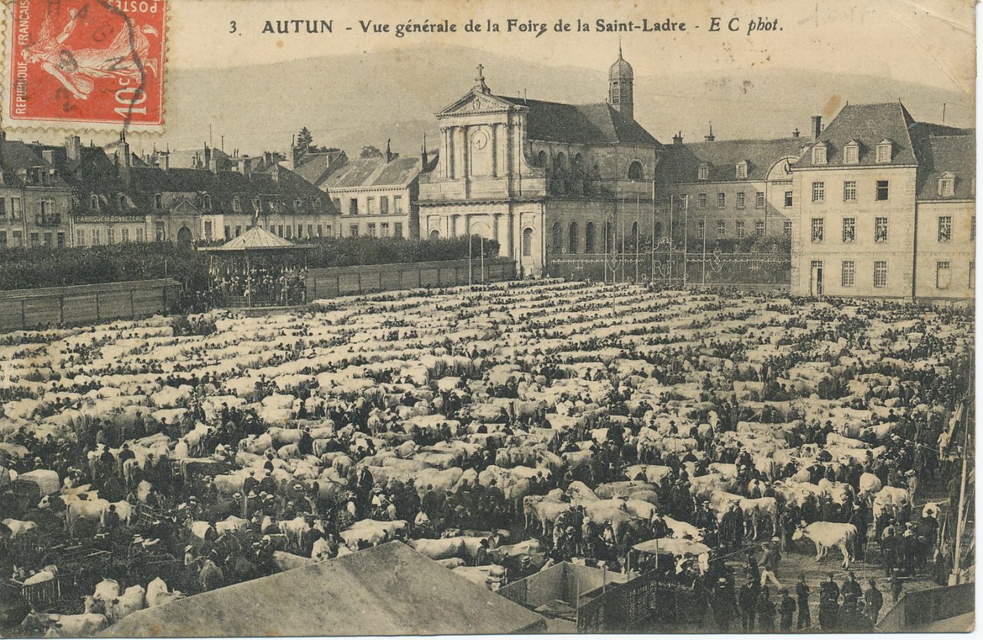 Autun. Vue générale de la foire Saint-Ladre.