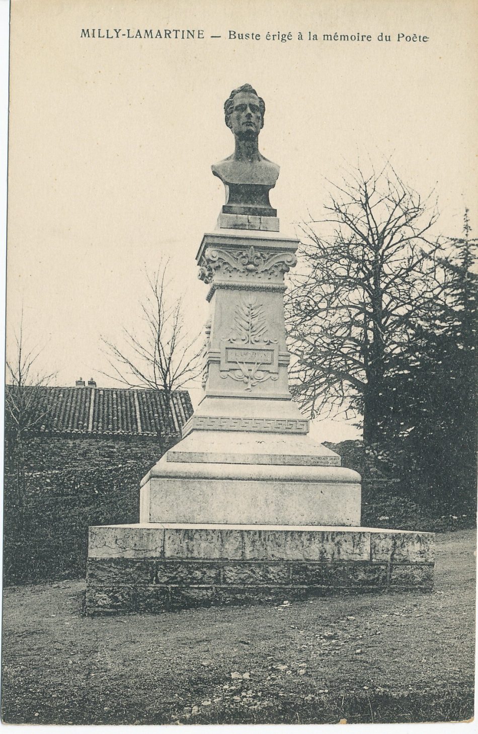 Milly-Lamartine. Buste érigé à la mémoire du poète.