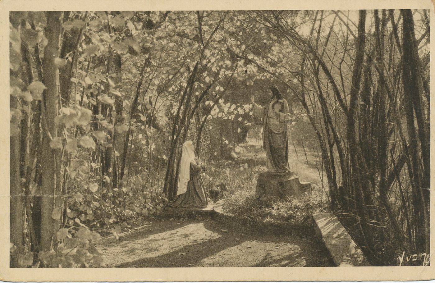 Paray-le-Monial. Jardin du monastère de la Visitation. Bosquet de noisetiers où eurent lieu les apparitions qui précédèrent la profession de sainte Marguerite-Marie Alacoque. Le 6 novembre 1672.