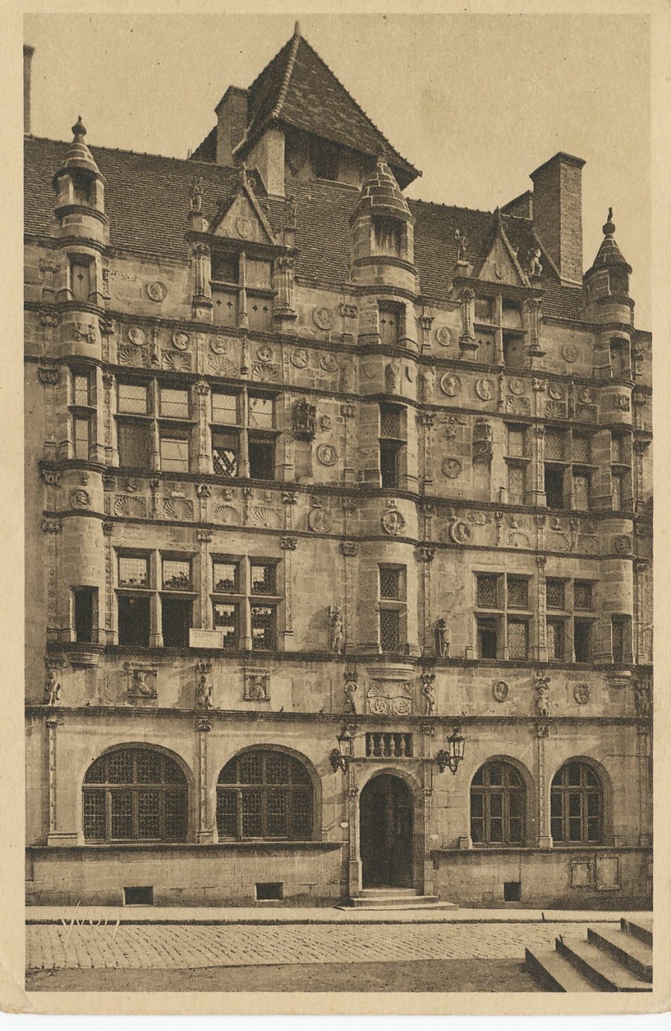 La douce France. Paray-le-Monial (Saône-et-Loire). Hôtel de ville construit au XVIe s.