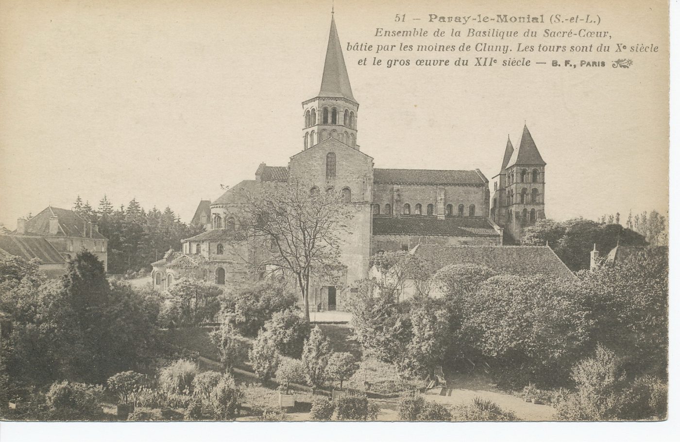 Paray-le-Monial. Ensemble de la basilique du Sacré-Coeur, bâtie par les moines de Cluny. Les tours sont du Xe s. et le gros oeuvre du XIIe s.