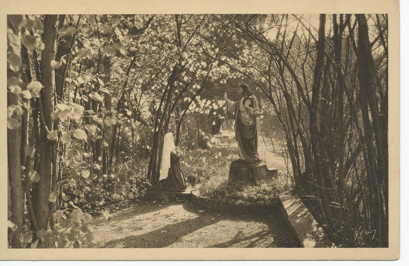 La douce France. Paray-le-Monial (Saône-et-Loire). Jardin du monastère de la Visitation. Bosquet de noisetiers où eurent lieu les apparitions qui précédèrent la profession de sainte Marguerite-Marie Alacoque. Le 6 novembre 1672.