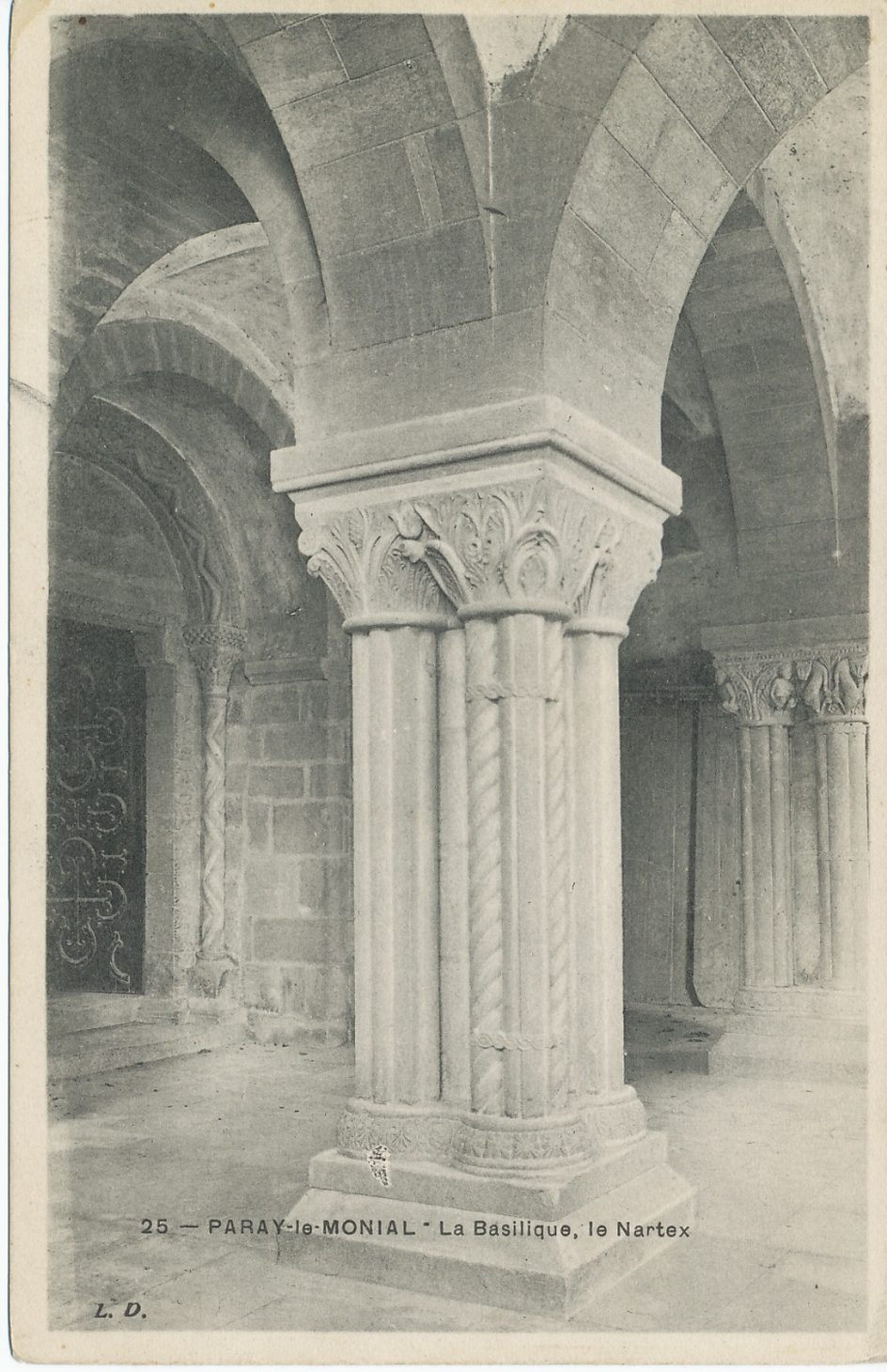 Paray-le-Monial. La basilique, le nartex.