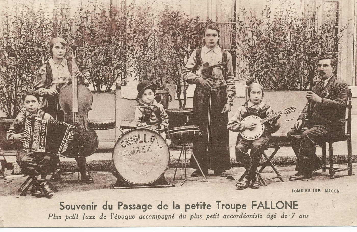Souvenir du passage de la petite troupe Fallone. Plus petit jazz de l'époque accompagné du plus petit accordéoniste âgé de 7 ans.