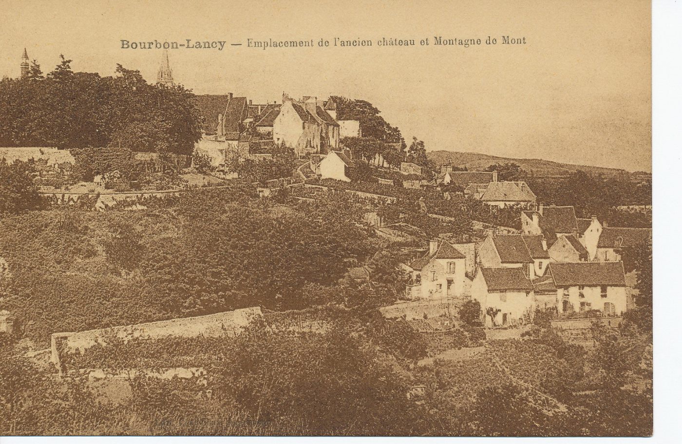 Bourbon-Lancy. Emplacement de l'ancien château et montagne de Mont.
