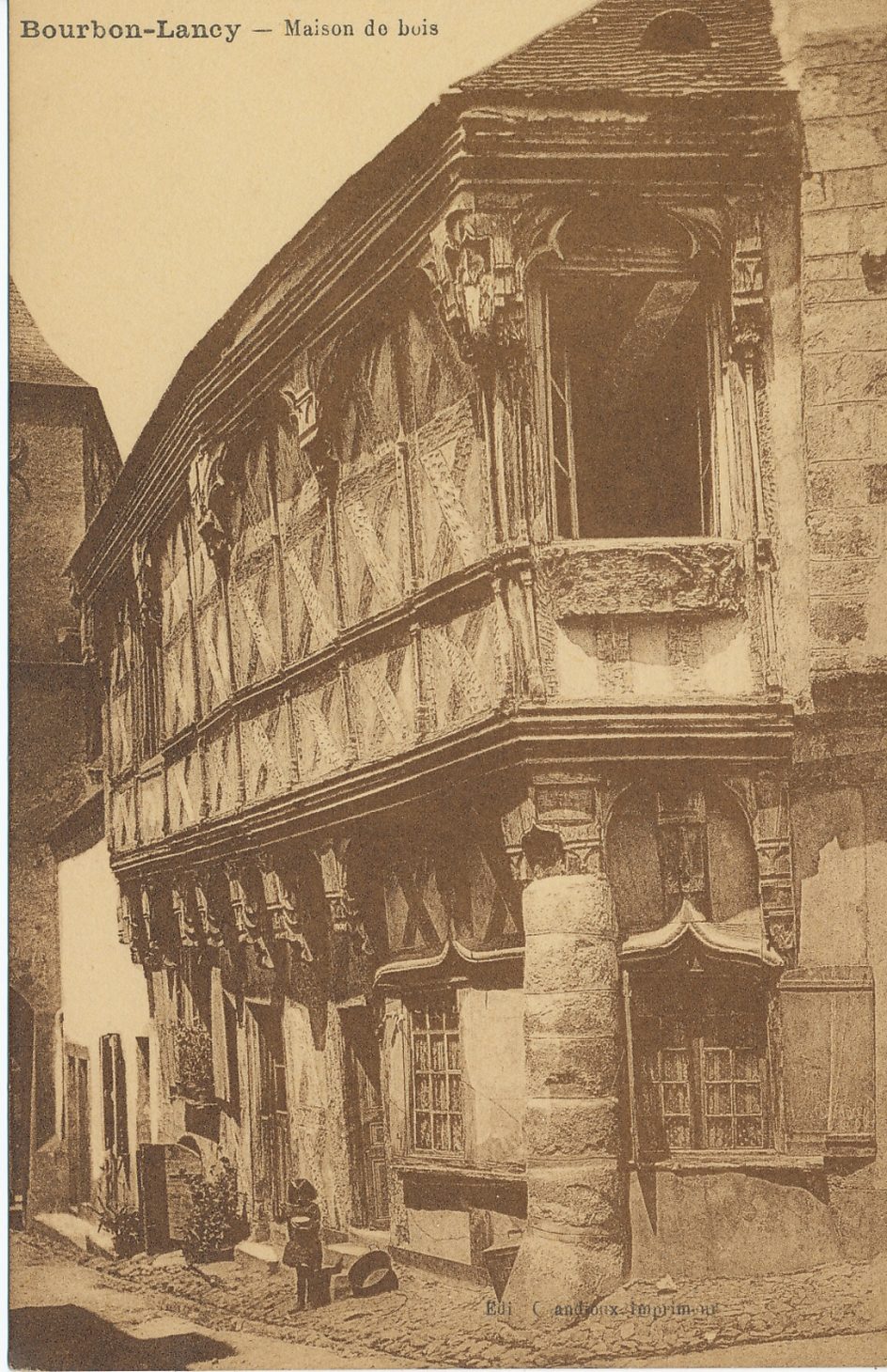 Bourbon-Lancy. Maison de bois.
