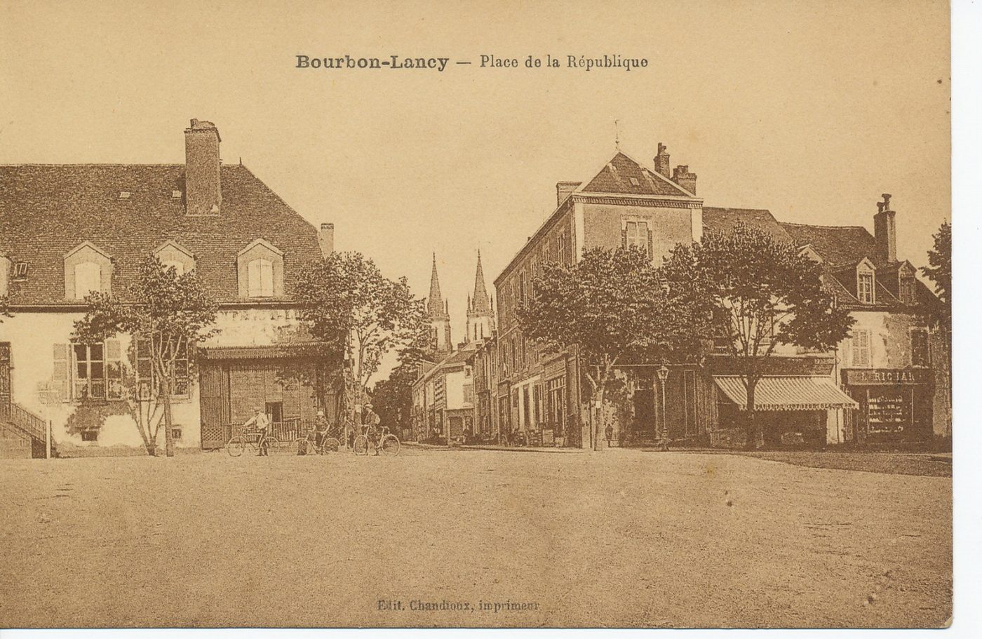Bourbon-Lancy. Place de la République.