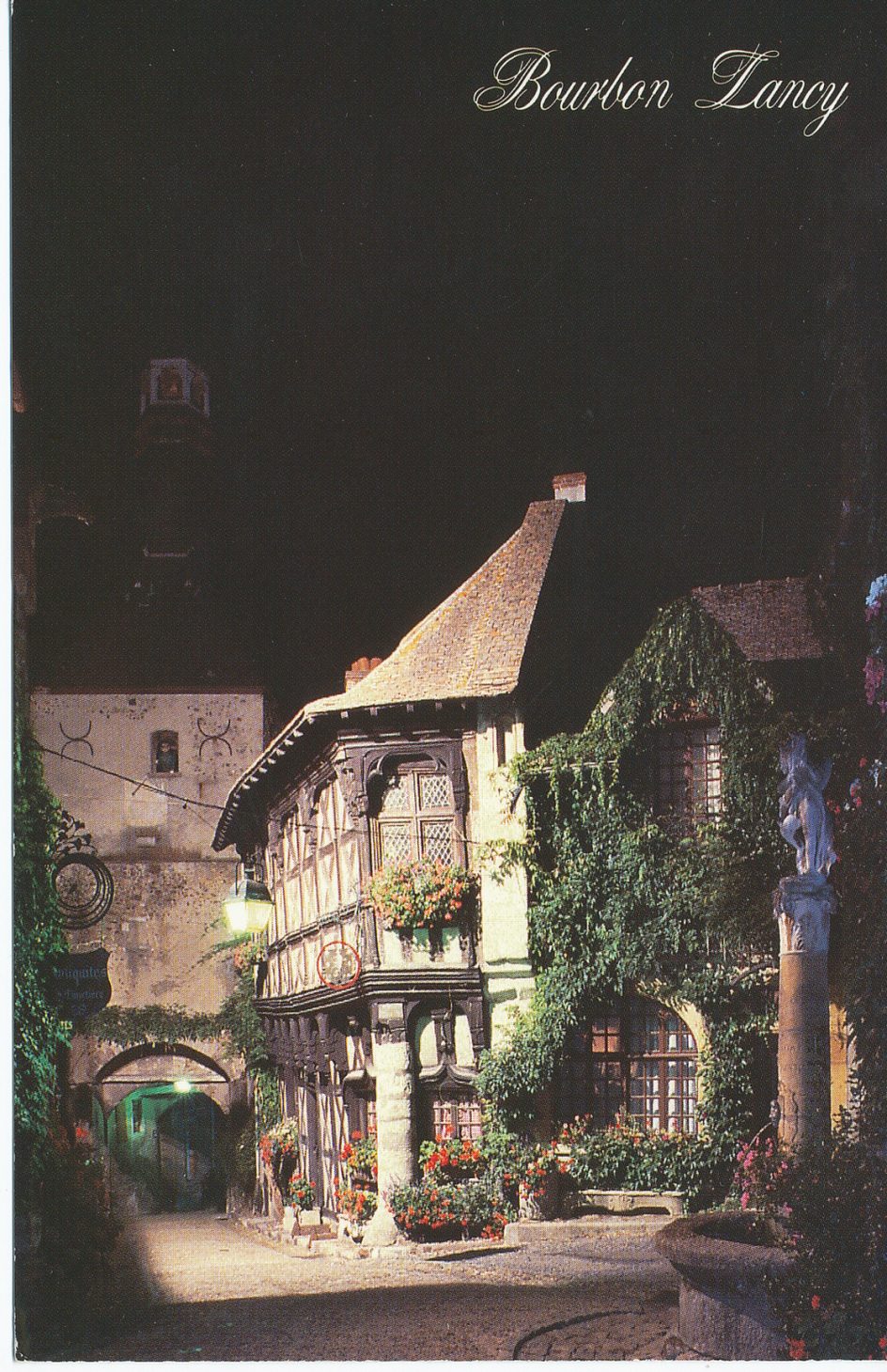 Bourbon-Lancy. Bourbonnais. Station thermale dès l'époque romaine. Les sources chaudes sont recommandées pour les soins des rhumatismes et troubles de la circulation. Ville touristique : vieux quartier de l'horloge du XIVe s,. Sa gastronomie, son accueil, en font une étape agréable sur la route des vacances, aux frontières de la Nièvre et de l'Allier. L'église paroissiale fin XIXe s. clochers gothiques. L'église paroissiale fin XIXe s., clochers gothiques. "Le Beffroi" : maisons de bois XVIe s.